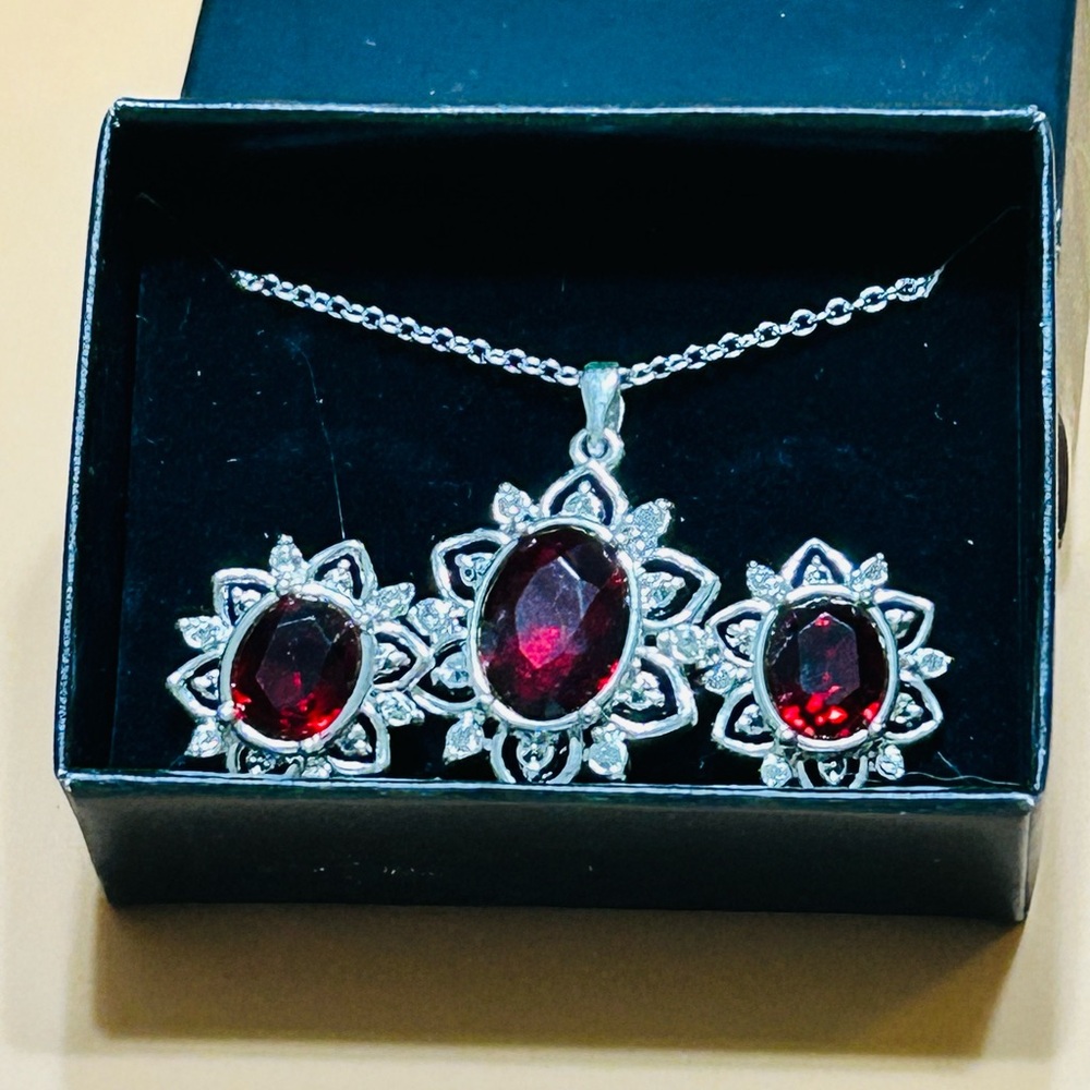 Avon 2Pc Necklace & Earring Set Lovely Gift Set Red Jewelry. Vintage 2013